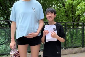 網(wǎng)紅的2米2女朋友酷似韓旭，評論區(qū)炸鍋??