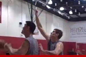 楊毅：姚明最喜歡打戈貝爾這樣的 艾頓來(lái)就是白給????